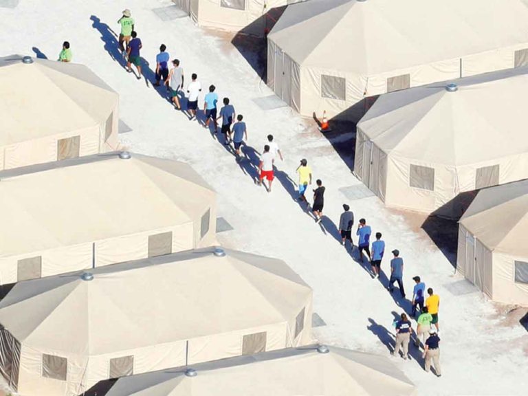EEUU: Miles de niños permanecen en centros para migrantes