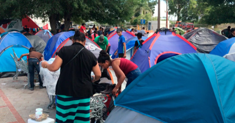 Migrantes aguardan, en Matamoros, por sus asilos