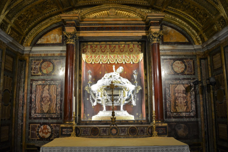 Vaticano devuelve fragmento de la cuna de Jesús