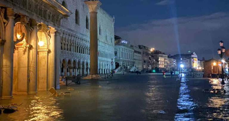 Venecia sufre la peor inundación en décadas
