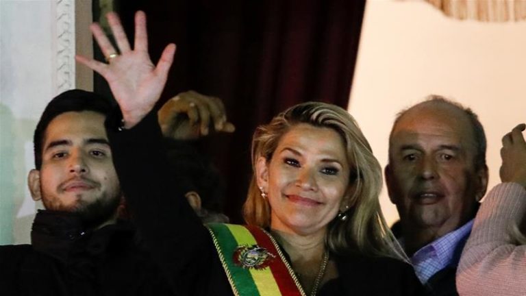 Senadora opositora asumió presidencia interina en Bolivia