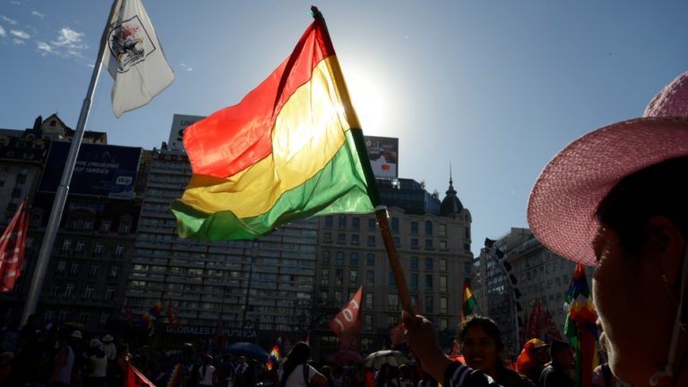 Una Bolivia en crisis busca un nuevo liderazgo interino