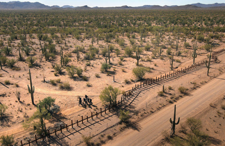 Detienen a hombre por abandonar niño en desierto de Arizona