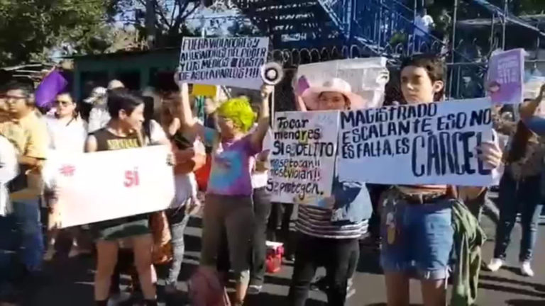 Feministas protestan por fallo a favor de juez Escalante