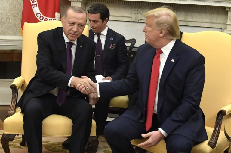 Trump se reúne con Erdogan y minimiza juicio político