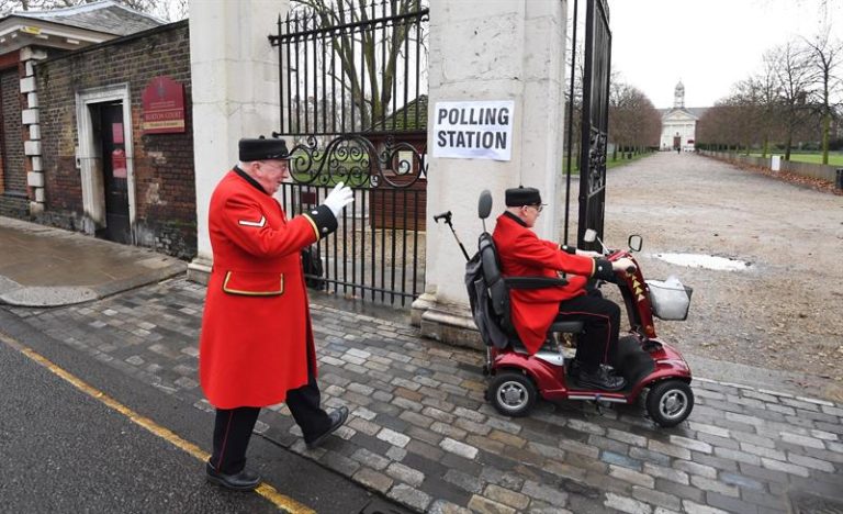 Británicos deciden en las urnas el destino del Brexit