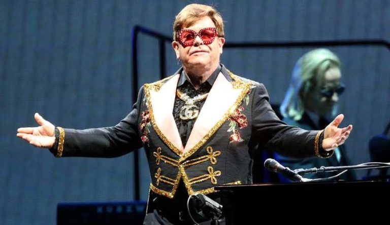 Elton John detiene concierto para defender a fanática