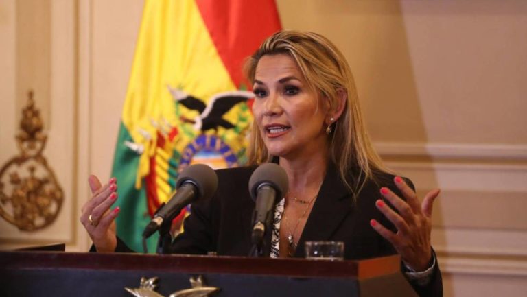 Presidenta de Bolivia anuncia inminente orden de captura contra Evo