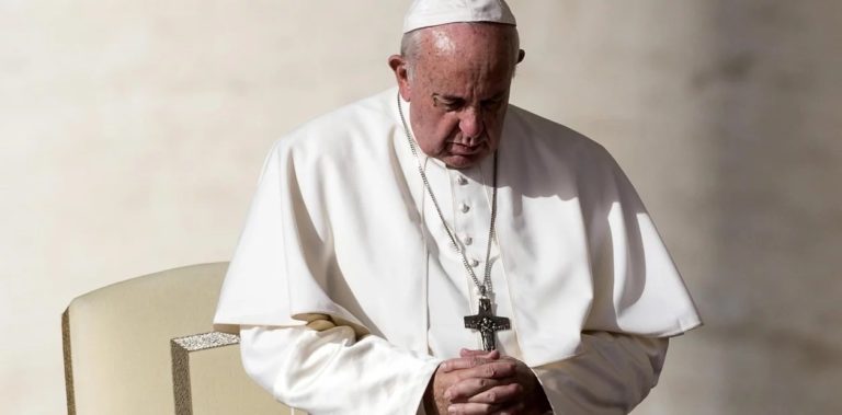 Francisco ordenó anulación del secreto pontificio