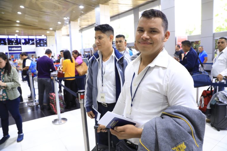 Unos 50 salvadoreños viajan a EEUU con visas de trabajo