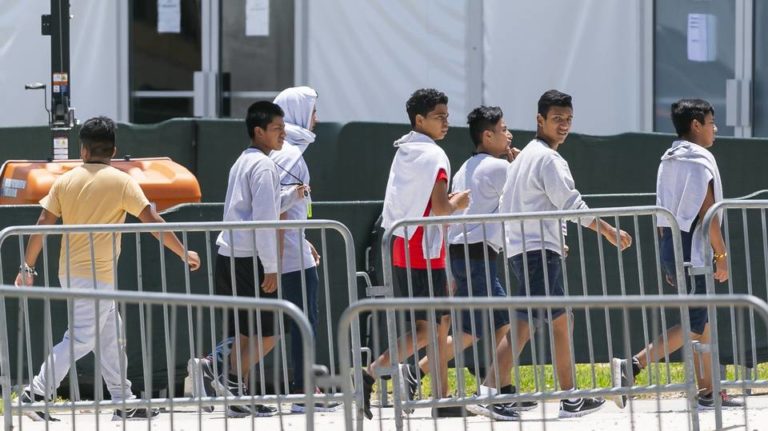 En riesgo de deportación familiares que reclamen a niños migrantes