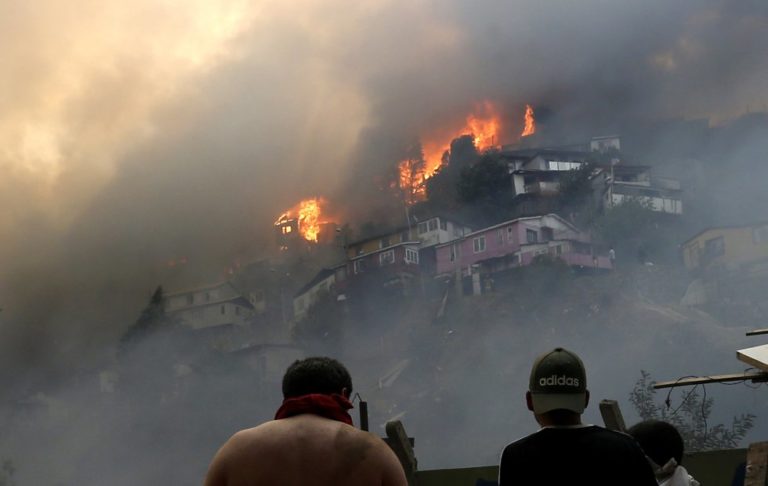 ¡En Nochebuena! Incendio destruyó 120 casas en Chile