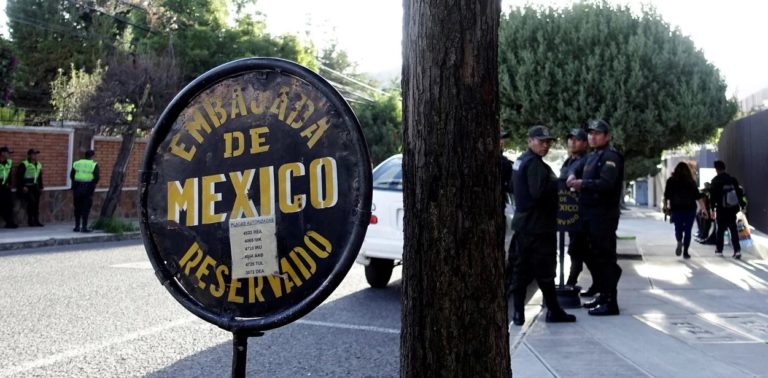 México alerta por “asedio” a su embajada en La Paz
