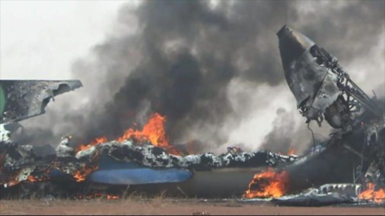 ¡16 muertos! Avión militar sudanés se estrelló en Darfur