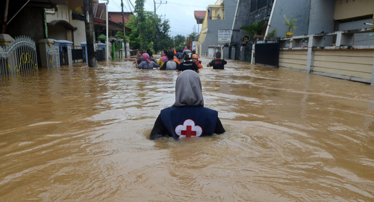 Inundaciones en Indonesia dejan al menos 26 muertos