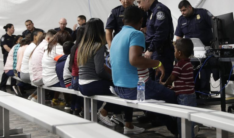 ¡Sin remordimiento! Solicitantes de asilo en Arizona enviados a México