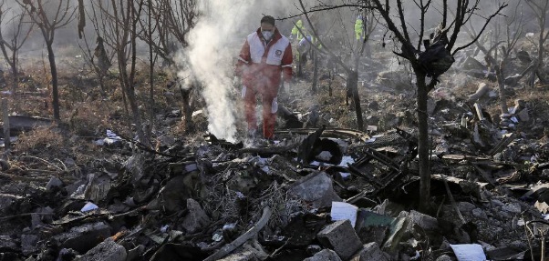 Avión ucraniano con 176 personas a bordo se estrella en Irán