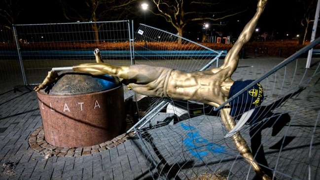 ¡Segundo ataque! Estatua de Ibrahimovic fue derribada en Suecia