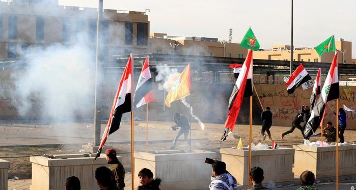 Usan gases lacrimógenos frente a embajada estadounidense en Bagdad