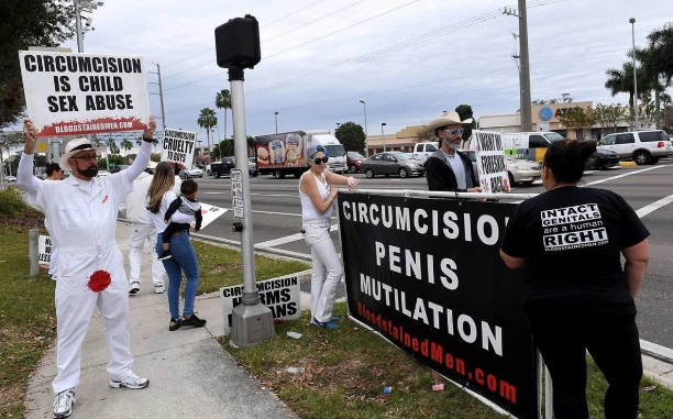 Protestan en Florida contra la circuncisión