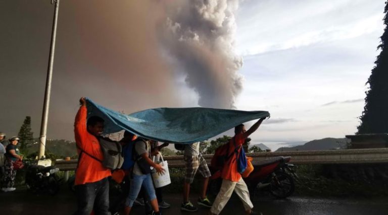 Más de 24.500 evacuados en Filipinas por volcán Taal
