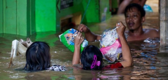 Sube a 53 los muertos por inundaciones en Indonesia