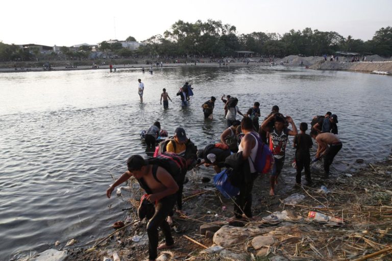 Cientos de migrantes quedan varados en río fronterizo