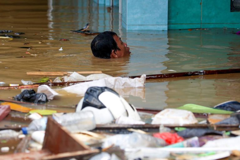 Indonesia: Inundaciones siguen sumando muertos ya van 43