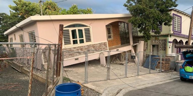 Colapsan viviendas tras fuerte sismo en Puerto Rico