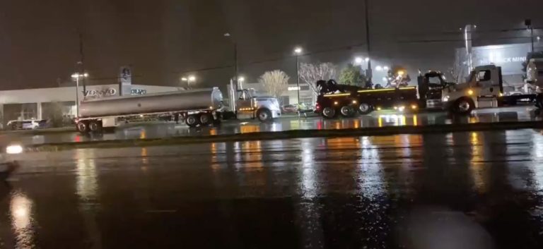 Jueves de lluvia deja choque de camión en Charlotte