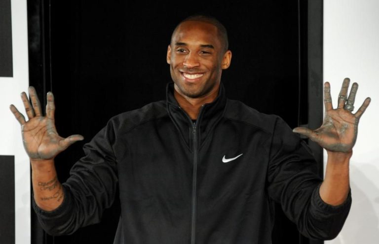 Subastan uniformes y huellas de manos de Kobe Bryant