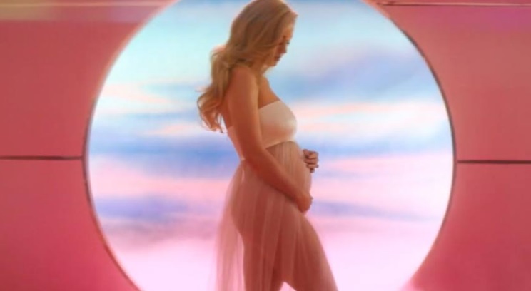 Katy Perry anunció primer embarazo en videoclip
