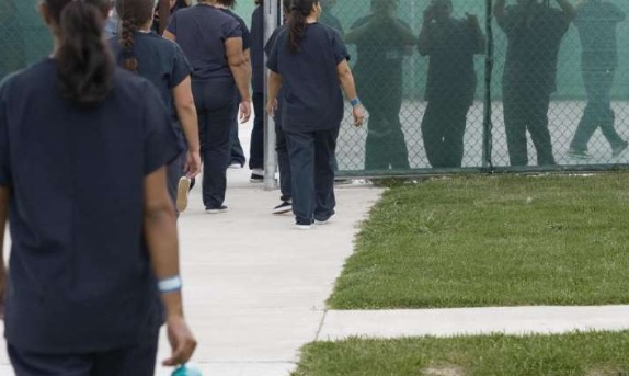 Detenidas por ICE piden liberación por COVID-19