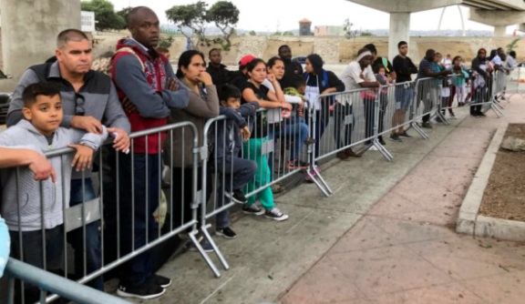 Continúan enviando a México a solicitantes de asilo