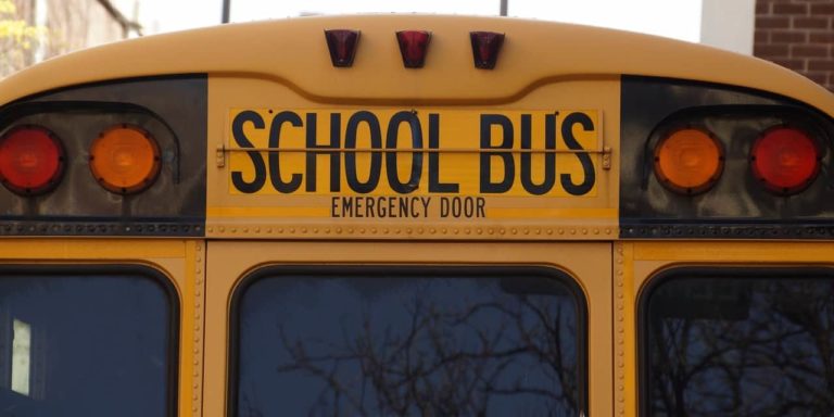 Autobús escolar involucrado en accidente de tránsito