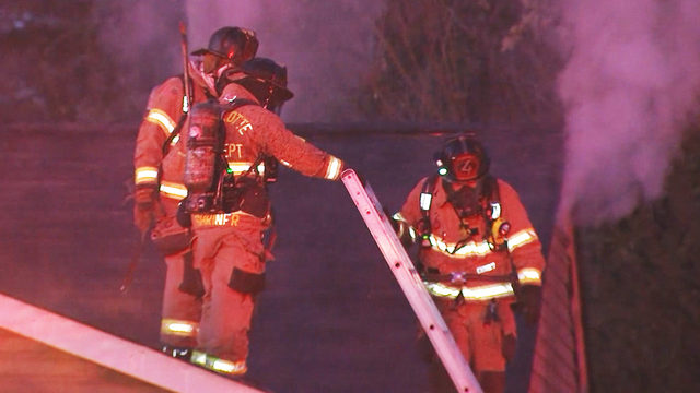 Bomberos atienden incendio bajo un puente en NC