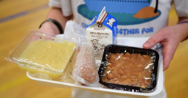 Escuelas de las Carolinas habilitan entrega de comidas