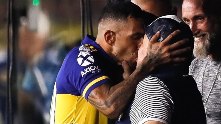 ¡Increíble! El beso de Tevez y Maradona