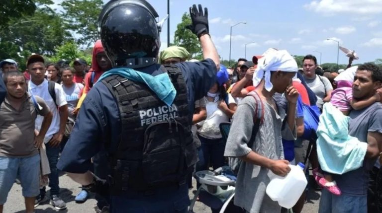 Dejan a 480 migrantes en frontera de Guatemala