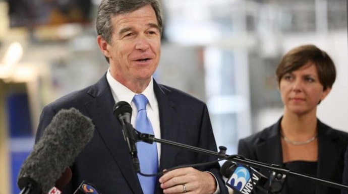 Gobernador Cooper veta reapertura en Carolina del Norte