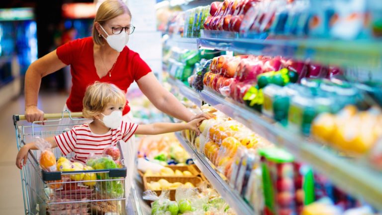 Familias afectadas por cierre de escuelas reciben ayuda para comprar alimentos