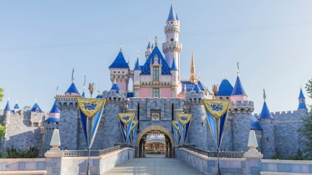 Disneyland no reabrirá tras repunte de COVID-19