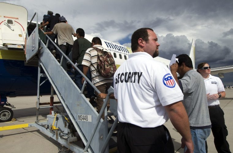 Corte autoriza a ICE para deportaciones aceleradas