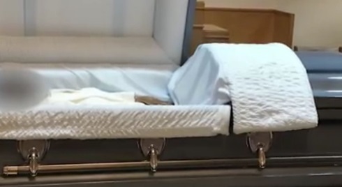 Funeraria de Charlotte colocó cuerpo equivocado en un ataúd