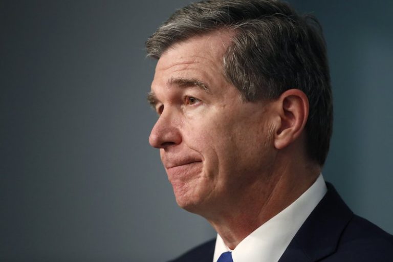 Cooper: Carolina del Norte permanecerá en la Fase 3