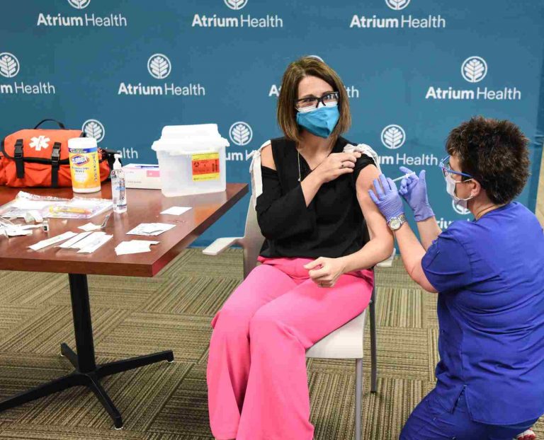 Doctora de Atrium Health es la primera en ser vacunada en NC. 