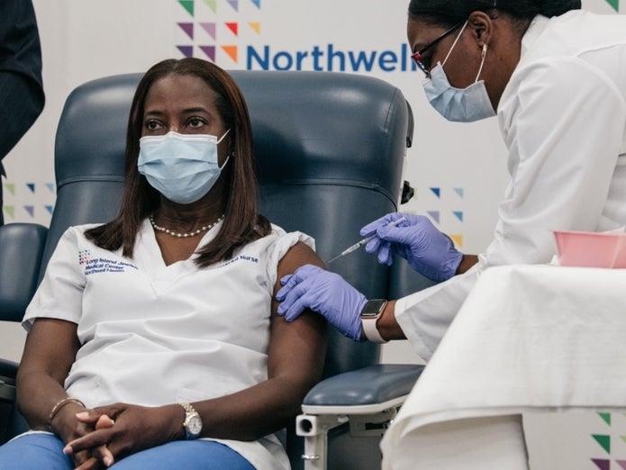 Enfermera de Nueva York recibe la primera vacuna COVID en USA