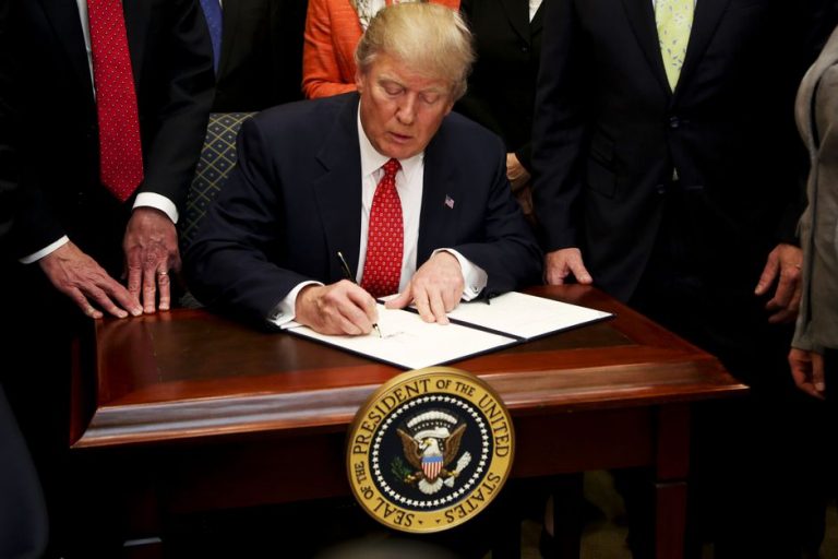 Trump firma cheque de estímulo