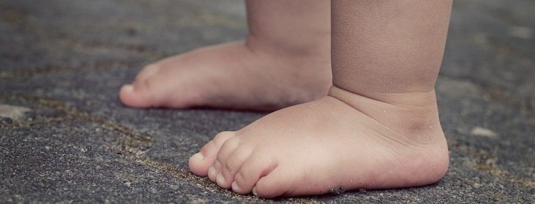 Bebé rescatada justo antes de caminar por carretera al oeste de Charlotte