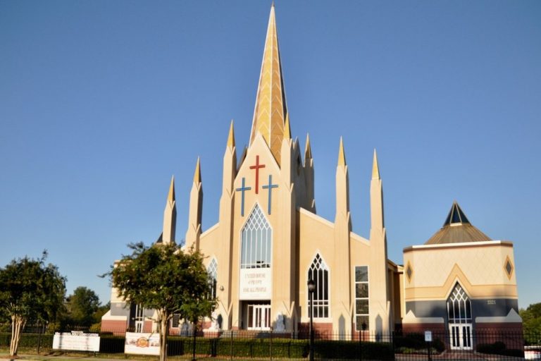 COVID: iglesias atraen multitudes en medio de peligroso repunte